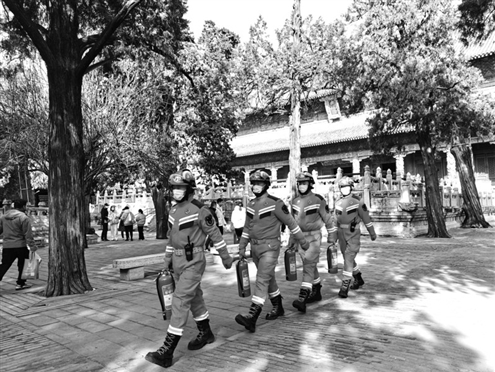 消防队员在景区内巡查